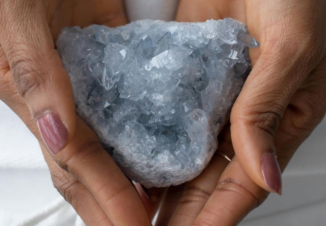 Nettoyage et Rechargement des Pierres Naturelles : Comment Bien Entretenir Vos Bijoux